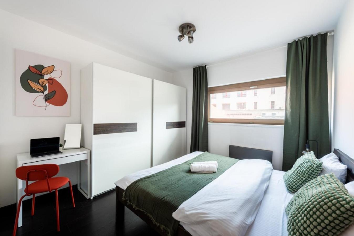 Spacious Apartments Near Karlin Square Prága Kültér fotó