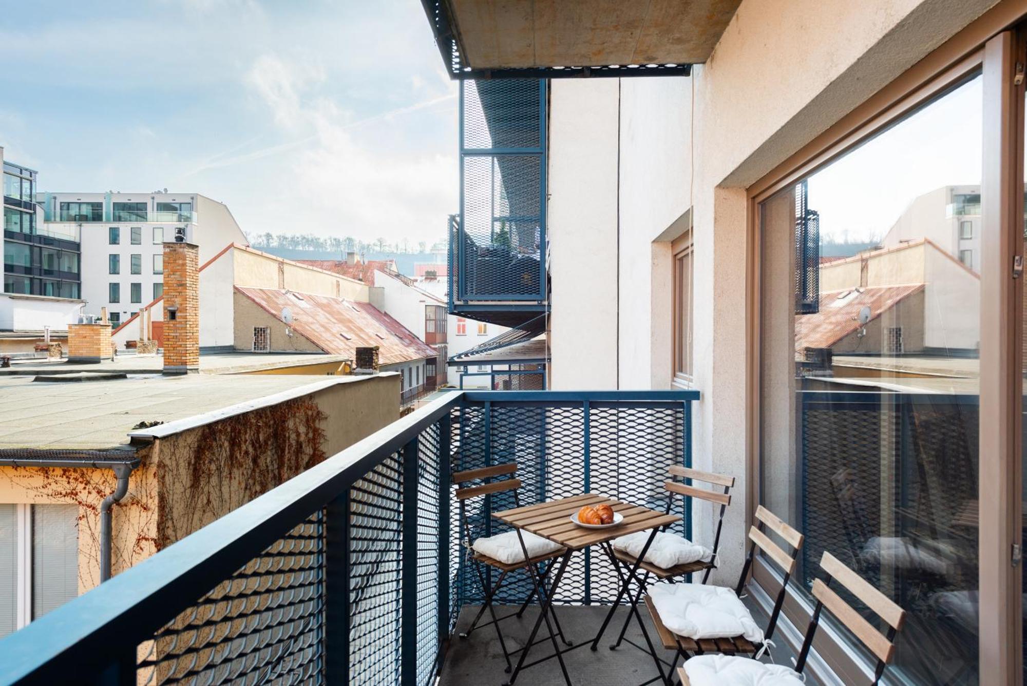 Spacious Apartments Near Karlin Square Prága Kültér fotó